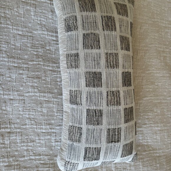 Lulu and Georgia Leh Box Pillow New - Picture 4 of 6